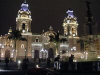 La Catedral de Lima (Perú) durante la noche.