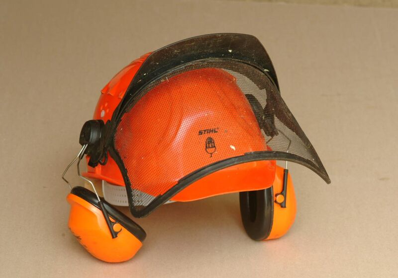 Archivo:Chainsaw helmet.jpg