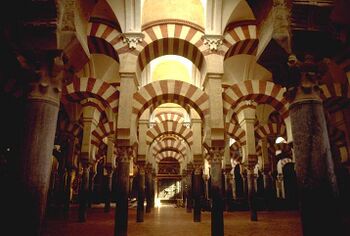 El interior de la mezquita de Córdoba, una mezquita de Estilo arábigo con un diseño de columnas en red, en Córdoba, España.