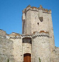 El castillo visto desde la plaza de la Cava.