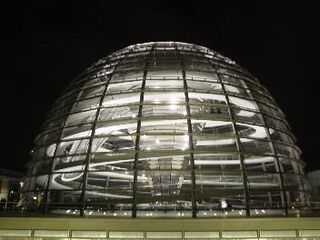 La cúpula de noche.