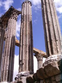 Acanaladuras en columnas corintias en el Templo romano de Diana en Évora.