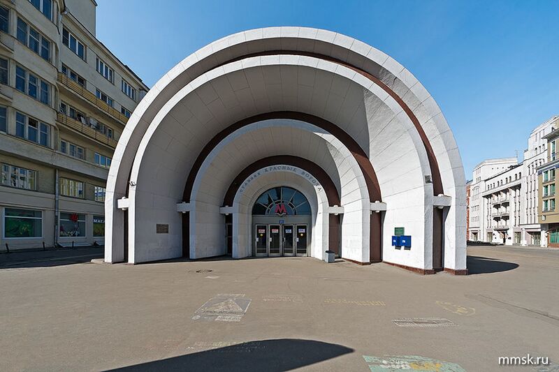 Archivo:KraLadovsky.MetroKrasnyeVorota.3.jpg