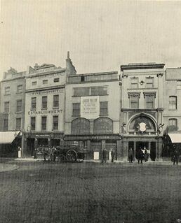 Vista de London Pavilion fotografiado en 1870 junto a The Black Horse Inn, el museo de anatomía del doctor Kahn.