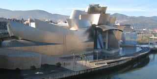 El Museo Guggenheim de Bilbao, España, de Frank Gehry, es uno de los edificios más espectaculares del deconstructivismo. De contornos orgánicos, trata de parecerse a un barco. Sus paneles brillantes de titanio, que recuerdan a las escamas de un pez, reflejan el río Nervión.