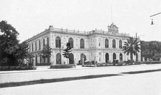 Fachada del Palacio de la Exposición Nacional, edificio de estilo neoclásico afrancesado con ventanas neorrenacentistas
