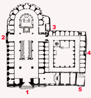 1- Puerta principal. 2- Portal de San Ivo. 3- Puerta de la Piedad. 4- Puerta de Santa Eulalia. 5- Puerta de Santa Lucía.
