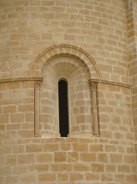 Archivo:Valladolid Abadia Retuerta ventana abside lou.jpg