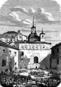 La plaza en un grabado de 1860. En primer término aparece la Capilla del Obispo, sobre la que asoman la torre y la cúpula de la Iglesia de San Andrés. A la izquierda, el Palacio de los Vargas.