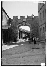Fotografía de la Puerta Nueva cerca de 1900-1920.