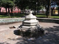 Detalle de la pileta de la Plaza Cruz.