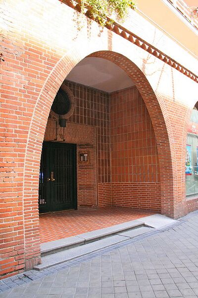 Archivo:Soportal de la Casa de las Flores (Madrid).jpg