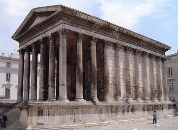 Maison Carrée, templo típico de época romana, en la ciudad de Nimes (Francia)