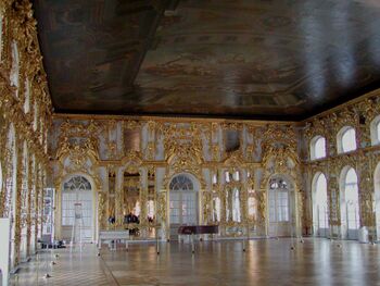 Salón de baile en el Palacio Caterina cerca de San Petesburgo
