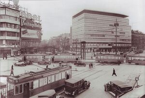 Potsdamer Platz mit Columbushaus, 1932.jpg