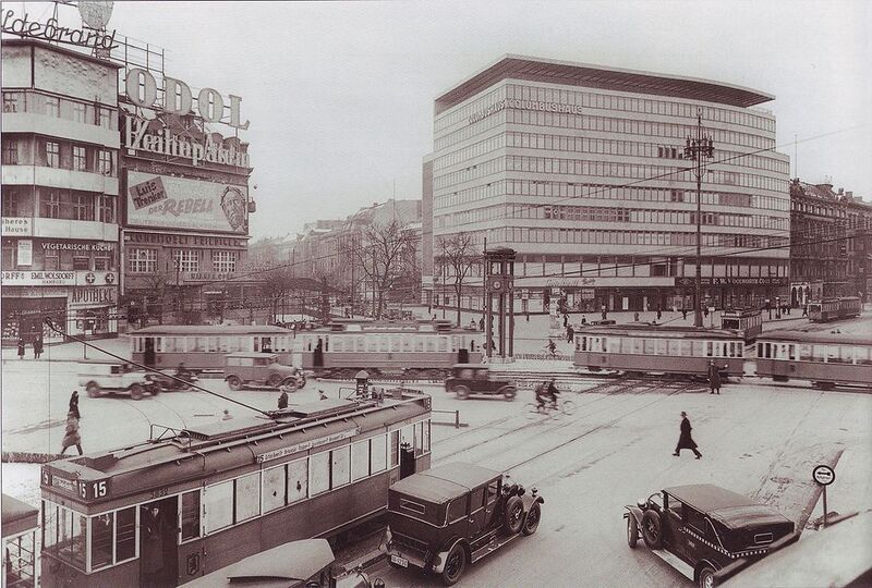 Archivo:Potsdamer Platz mit Columbushaus, 1932.jpg