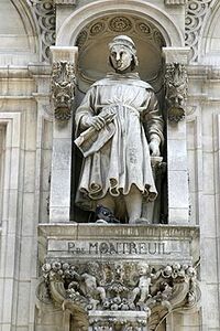 Estatua de Pierre de Montreuil en la fachada del ayuntamiento de París
