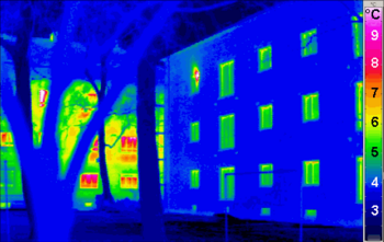 Esta termografía compara un edificio tradicional (izquierda) con una Casa pasiva estándar en Alemania (derecha)