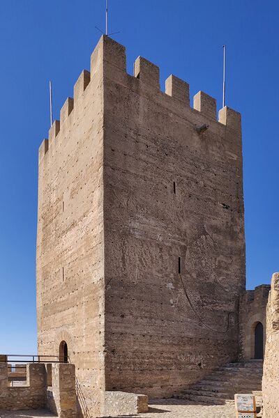 Archivo:Torre del homenaje Castillo de Banyeres.jpg