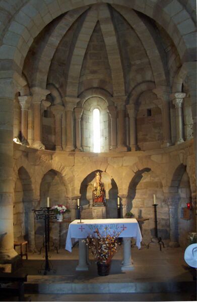 Archivo:Eunate-inside iglesia santa maria.jpg