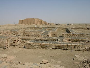 Restos de la ciudad de Ur con el Zugurat de Ur-Nammu al fondo. El zigurat fue restaurado en los años 70 para atraer turistas al área de Nasiriya.