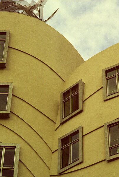 Archivo:Muro modellato (Praga 1997).jpg
