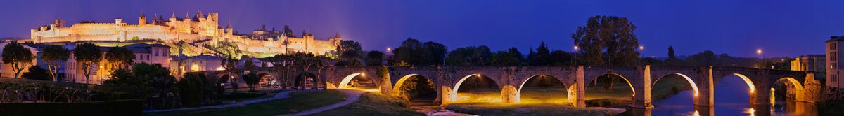 La ciudad medieval de Carcassonne restaurada por Viollet-le-Duc en una vista del Pont Vieux atravesando el río Aude.