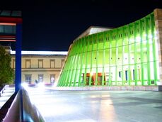 Vista nocturna de la fachada de la entrada al museo.