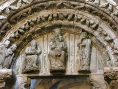 Detalle del tímpano de la puerta de la iglesia de Santiago de Corticela en Santiago de Compostela