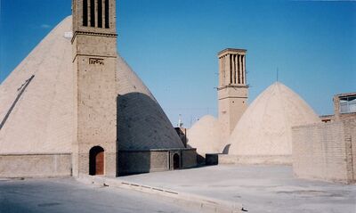Un Ab anbar con doble cúpula y captadores de viento en el desierto. Ciudad de Naeen, cercano a Yazd.