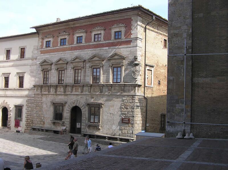 Archivo:Palazzo-Contucci-Montepulciano-Siena.-Author-and-Copyright-Marco-Ramerini.jpg